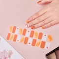 Detail von orangefarbenen Herz-Nagelstickern mit Goldfolien-Akzenten auf Fingern - Orange Weiß Herz Stil (SS-041)