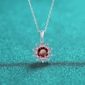 Macro detail van zonnebloem hanger met rode edelsteen en zilveren ketting - 1 Karaat Rode Glinsterende Zirconia
