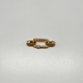 Primo piano dettagliato di una chiusura rettangolare dorata con pietre di zirconia lucide - Gamba Corta / Oro
