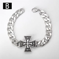 Dettaglio catena cubana in acciaio inossidabile con ciondolo a croce di Malta a rilievo - Stile B-Croce / 18cm