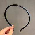 Serre-tête fin en similicuir noir au design minimaliste avec une finition mate élégante - Noir