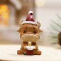 Miniatura di mucca natalizia con cappello da Babbo Natale, calza rossa e campanella d'oro - Stile Mucca di Natale(24957)