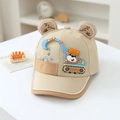 Dettaglio cappello bambino kaki con orecchie in peluche 3D e ricamo orsetto - 50cm (1-3 anni) / Cachi Chiaro