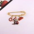 Vista detallada del broche de gato de Navidad con dijes de copos de nieve y etiquetas - Gato con Gorro de Navidad y Bola de Copo de Nieve Roja