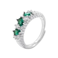 Detailopname van zilveren ring met smaragdgroene stenen en witte zirkonia accenten - Zilver Groene Steen