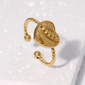 Anillo de corazón en acero inoxidable chapado en oro 18k con diseño de banda trenzada - Dorado