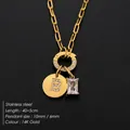 Gouden roestvrijstalen ketting met kristallen letter B en een rechthoekige steen - Letter B / Goud