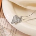 Collier avec pendentif cœur plaqué or et zircons brillants sur céramique blanche - Argenté