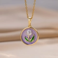 Dettaglio macro del ciondolo floreale in smalto con perla e foglie verdi - Viola (A24 Viola)