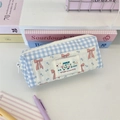 Detail van een blauw geblokt etui met een roze strikpatroon en een Happy-logo label - Lichtblauw Geruit