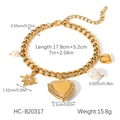Detalle de pulsera de eslabones con medallón de corazón de diamantes, estrella y perlas - Estilo Estrella Corazón Perla (HC-B20317) / Dorado