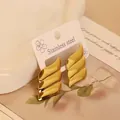 Poliert wellenförmige Edelstahl-Ohrringe in Gold-Finish mit einem dreilagigen Design - Gold Wellen Geschichtet (11)