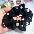Chouchou élégant en satin noir avec perles blanches et bordure délicate accessoire - Style décoré de perles / Noir