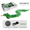 Set serpente giocattolo verde telecomandato con cavo USB e telecomando nero - Cobra RC a Maglia Verde (218B-7B)