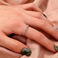 Minimalistischer doppellagiger versilberter Ring mit weißen Zirkoniasteinen besetzt - SE691 Ring mit Diamantbesatz