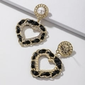 Vista dettagliata degli orecchini a cuore con ecopelle intrecciata, strass e perle - Orecchini a cuore nero (Perno in argento 925)