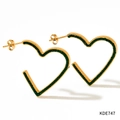 Gros plan de boucles d'oreilles cœur dorées serties de cristaux vert foncé et fermoir - Grandes Créoles Cœur en Pierres Vertes (KDE747)