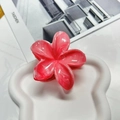 Flower-shaped hair claw with red and white marble texture on a decorative white plate - 8cm Flower Shape-Pink Marble