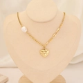 Dettaglio della collana cuore oro con incisione Be My Valentine e perla asimmetrica - Stile Cuore con Scritte di San Valentino (8#)