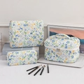 Set di 3 trousse per cosmetici in cotone trapuntato con fiori e simpatici conigli - Grande / Coniglio floreale blu