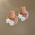 Detail von Rattan-Ohrringen mit Holzblock und Stoffblumen auf warmem Hintergrund - Kaffee Gewebte Blume (HE27681-HE27682)