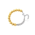 Detailansicht eines Armbands aus Lavasteinperlen und einer dicken Edelstahlkette - Gold Edelstahl Lavastein