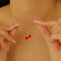 Collana dorata con ciondolo a forma di ciliegia con smalto rosso e piccoli cristalli - Collana a Ciliegia (12239) / Oro 18K