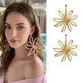 Makroaufnahme großer goldener Blumenohrringe mit gewebter Metallstruktur und Fransen - 27# Silberstift-Kaffee