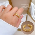Dettaglio dell'anello a quadrifoglio in oro con pavé di diamanti su modella - Aperto Regolabile / Oro