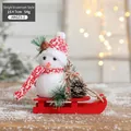 Pupazzo di neve su slitta di legno rossa con cappello e sciarpa a quadri rossi - Stile Pupazzo di Neve sulla Slitta