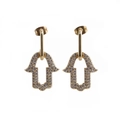 Makroaufnahme von Hamsa-Ohrsteckern in Gold mit glänzenden Zirkoniasteinen und Stecker - Weiße Hamsa Hand Stil