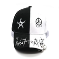 Detalle de gorra hip-hop con visera de graffiti y anillos metálicos plateados de moda - M (56-58cm) / Negro Y Blanco Con Anillos De Cuentas