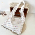 Bolso tote de encaje blanco con rayas de colores y colgantes de conchas marinas - Blanco