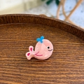 Détail d'une mini pince à cheveux en acétate en forme de baleine rose avec jet d'eau bleu - Mini Baleine Rose