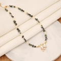 Collana di perle in pietra naturale con ciondolo a farfalla dorata su base di marmo - Bianco
