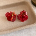Detalle de pendientes de flor roja con pétalos de concha y adorno de cuentas - Aguja de Plata Racimo de Flores Rojas / Rojo
