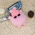 Porte-clés boule de suie rose en peluche avec bonnet et lunettes sur tapis tressé - Rose