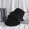 Bob noir en peluche et daim présenté dans un décor de studio au style minimaliste - Noir