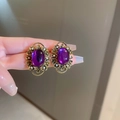 Vista detallada de clips de oreja ovalados púrpuras con perlas y bordes de metal dorado - Clip de Oreja de Perla Púrpura Vintage Francés (HE12325) / Morado