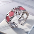 Montre-bracelet pour femme en métal argenté avec émail rose sur marbre blanc - Rose