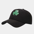 Detail van een ademende zwarte baseballpet met groene klaverprint en stiksels - Zwart / Verstelbaar