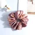 Elastisches Haargummi aus Samt mit burgunder-goldnem Farbverlauf für Damen - Perlglanz-Rosa