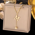 Détail du collier doré avec pendentif lettre M et petit pendentif carré élégant - Lettre M-Or