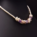 Collier de perles vintage avec améthystes violettes et accents dorés sur buste noir - Collier de Perles d'Améthyste