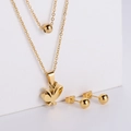 Conjunto de joyas de acero de titanio dorado con collar de mariposa y pendientes de bola - Collar Doble Mariposa + Juego de Pendientes de Botón de Perlas Redondas / Dorado