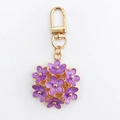 Détail de breloque fleur en émail violet avec fermoir mousqueton doré pour bijoux DIY - Pendentif Bouquet de Fleurs Violet / Fleur Violette