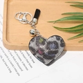 Llavero de corazón negro brillante con borla y pequeño cascabel de metal pulido - Tono Plateado + Leopardo Blanco Y Negro