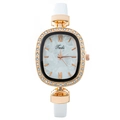Orologio al quarzo ovale dorato da donna con castone di cristallo e cinturino bianco - Bianco