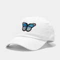 Détail de broderie papillon bleu sur casquette de baseball en coton blanc avec visière courbée - Réglable / Blanc