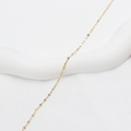 Detail einer 18K vergoldeten Edelstahlkette mit glänzenden flachen Diamantgliedern - Halskette-Lippenkette / Gold